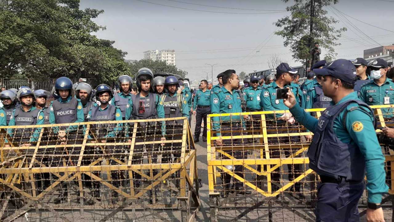 পুলিশের ব্যারিকেডে আটকে গেল ভারতীয় হাইকমিশন অভিমুখে বিএনপির পদযাত্রা